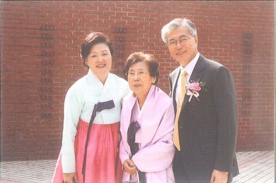 문재인 대통령의 모친인 강한옥 여사가 29일 향년 92세로 별세했다. 사진은 문재인 대통령 딸 결혼식을 앞두고 강 여사가 문 대통령, 김정숙 여사와 함께 기념촬영을 한 모습.(사진=연합뉴스)